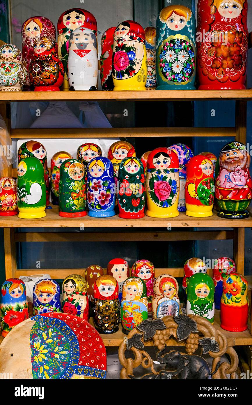 Collezione di bambole Matryoshka. I vivaci motivi floreali e i tradizionali disegni popolari russi adornano ogni bambola annidata. Foto Stock