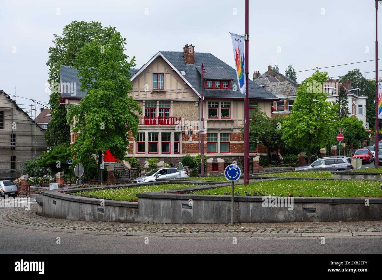 Berchem Sainte Agathe, Brussels Capital Region, Belgio, 18 maggio 2024 - The King Albert, ROI Albert o Koning Albert avenue con binari del tram e Foto Stock