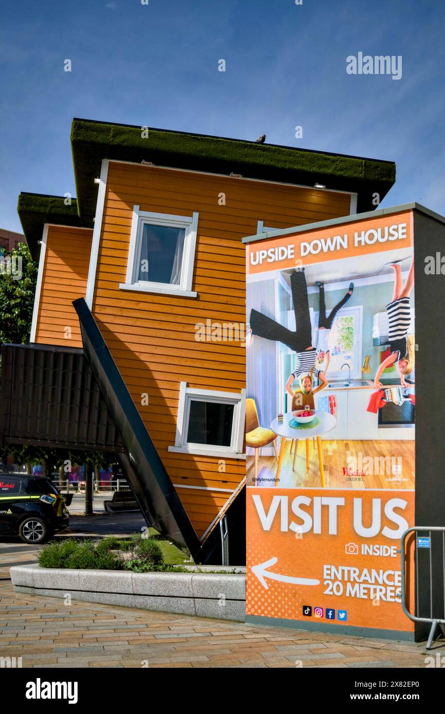 Upside Down House, Westfield Square, Wood Lane, Borough of Hammersmith & Fulham, Londra, Inghilterra, Regno Unito Foto Stock