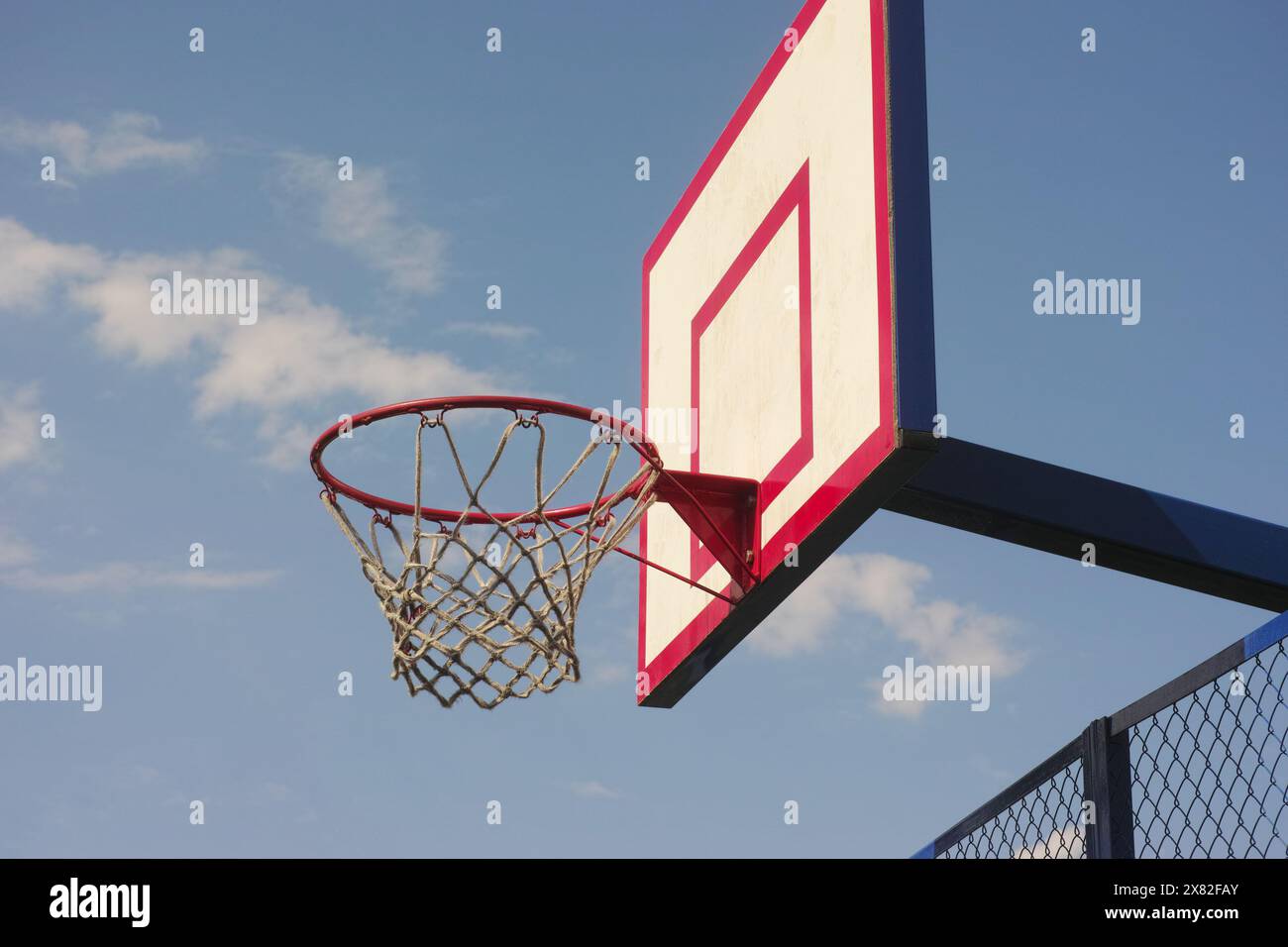 Un vecchio canestro da basket sullo sfondo del cielo. Primo piano. Foto Stock