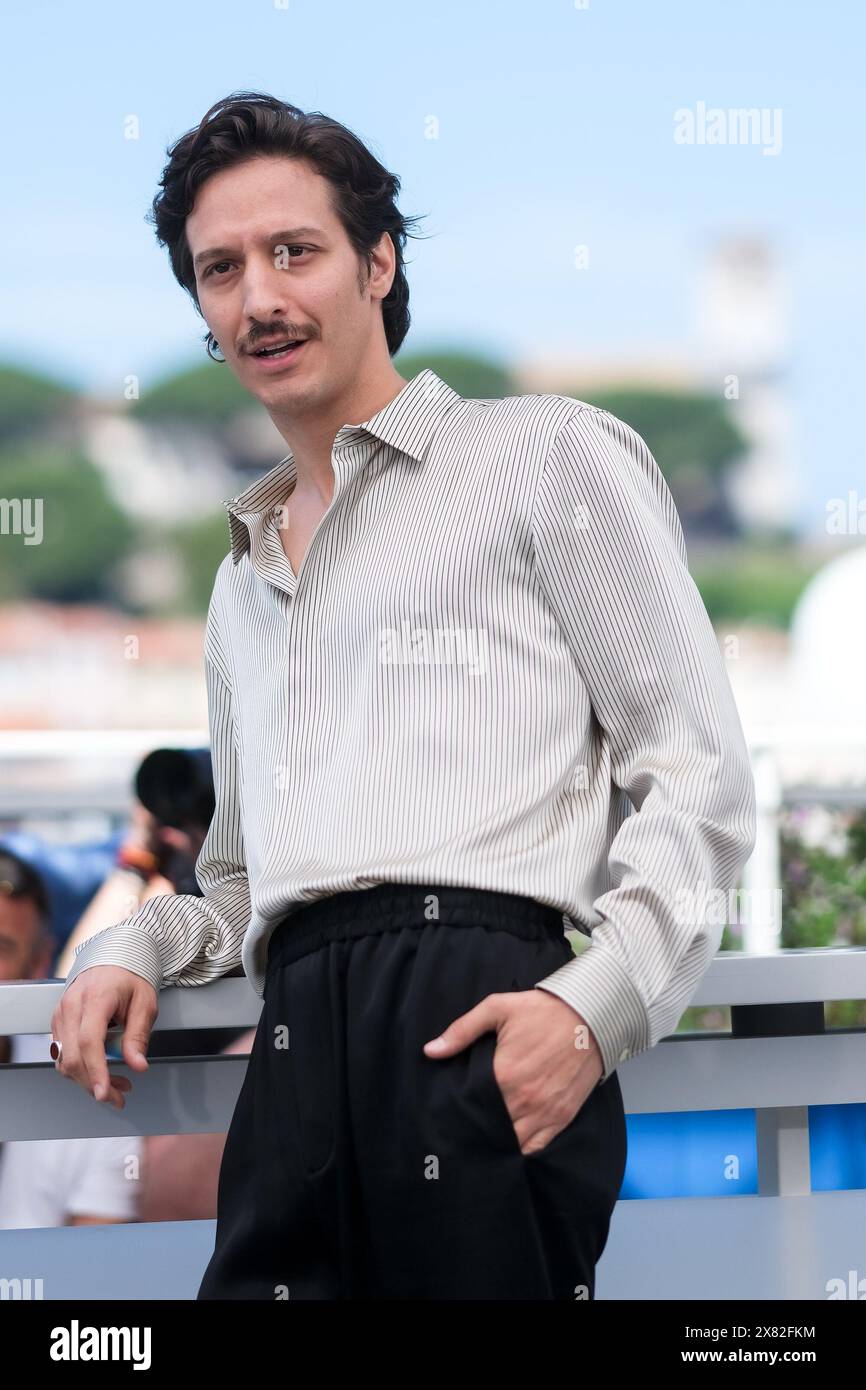 Cannes, Francia. 22 maggio 2024. Dario Aita posa al Photocall per Parthenope durante il 77° Festival di Cannes. Foto di Julie Edwards./Alamy Live News Foto Stock