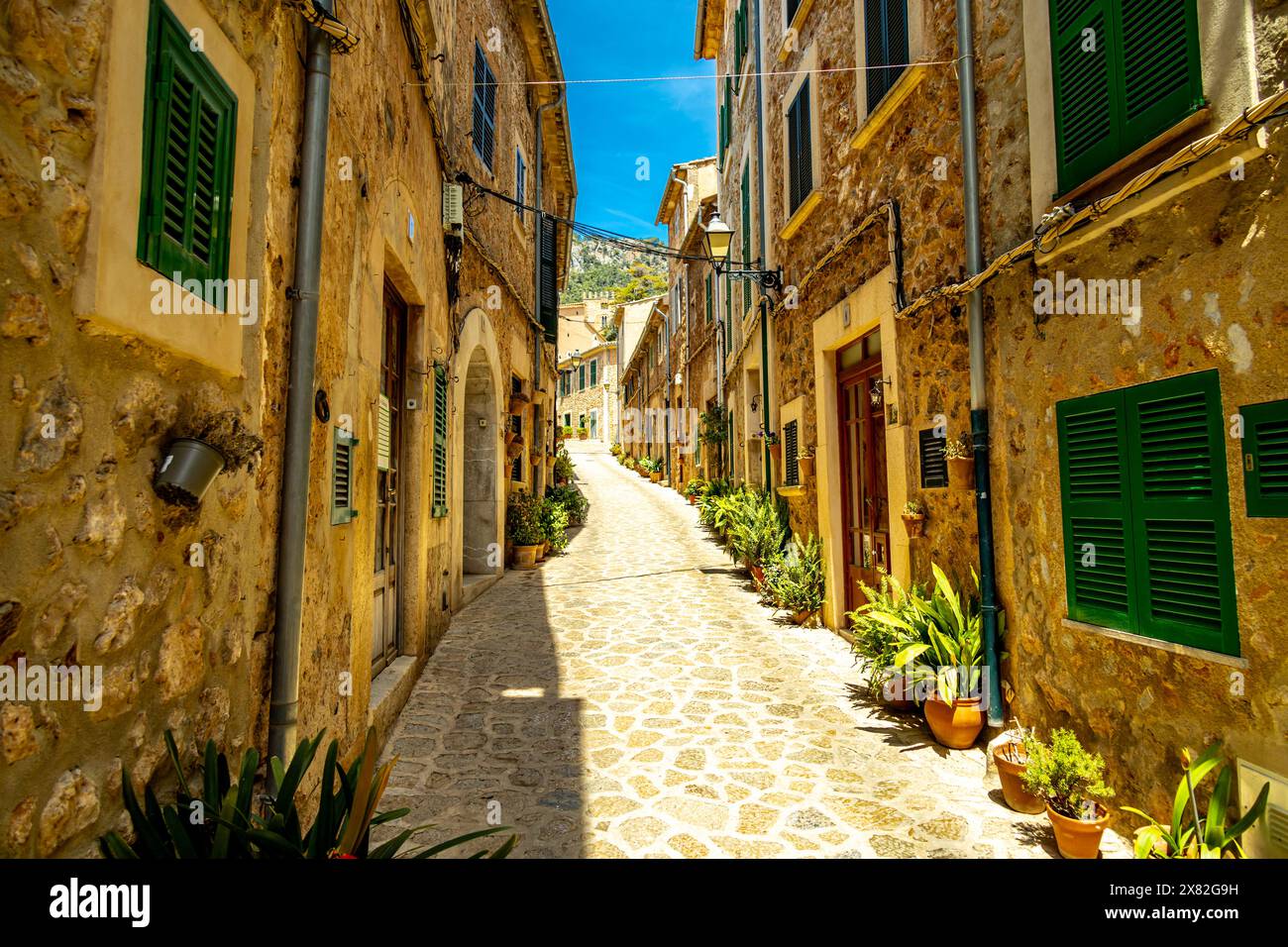 Breve sosta nella splendida cittadina di Valldemossa, nel nord-ovest dell'isola, nella regione di Serra de Tramuntana - Maiorca - Spagna Foto Stock