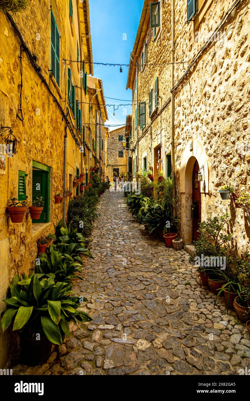 Breve sosta nella splendida cittadina di Valldemossa, nel nord-ovest dell'isola, nella regione di Serra de Tramuntana - Maiorca - Spagna Foto Stock