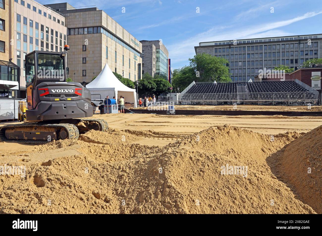 Festival Auf dem Kennedyplatz a Essen werden 750 Tonnen Sand aufgeschüttet um das Großevent Beach Week Essen einem Beach-Volley-Festival aufzubauen. Essen Nordrhein-Westfalen Deutschland Kennedyplatz *** Beach volley Festival 750 tonnellate di sabbia sono accumulate sul Kennedyplatz di Essen per organizzare un festival di Beach volley per l'evento principale Beach Week Essen Essen Renania settentrionale-Vestfalia Germania Kennedyplatz Foto Stock