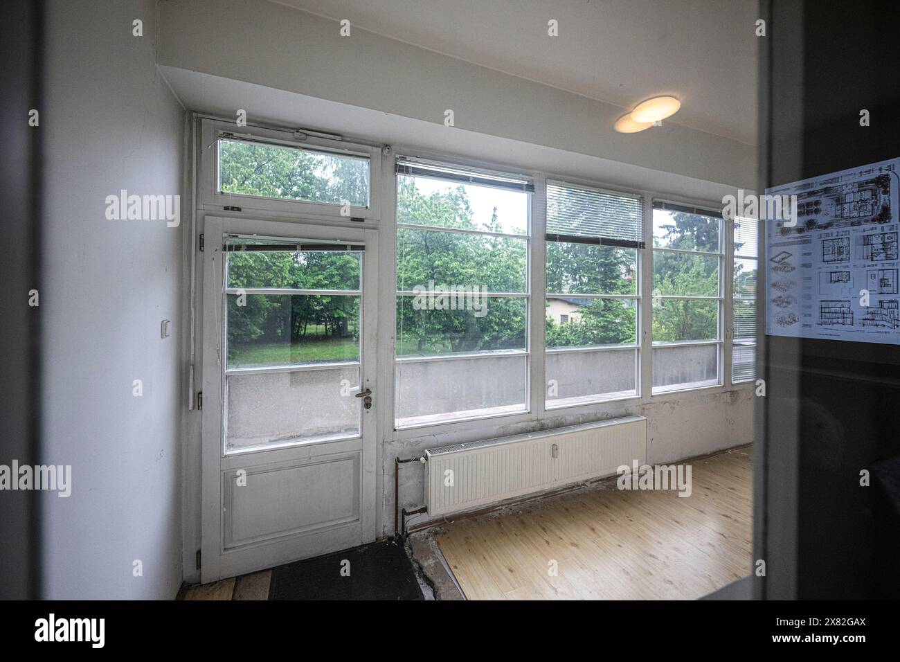 Jablonec nad Nisou, Repubblica Ceca. 22 maggio 2024. La città di Jablonec nad Nisou ha aperto al pubblico la villa funzionalista di Kantor e ha presentato tutte le proposte architettoniche per il suo restauro, a Jablonec nad Nisou, Repubblica Ceca, 22 maggio 2024. Il dottore di Jablonec, Alfred Kantor, fece progettare la sua villa di famiglia dall'architetto Heinrich Kulka, allievo e collega di lunga data dell'architetto di fama internazionale Adolf Loos. Crediti: Radek Petrasek/CTK Photo/Alamy Live News Foto Stock