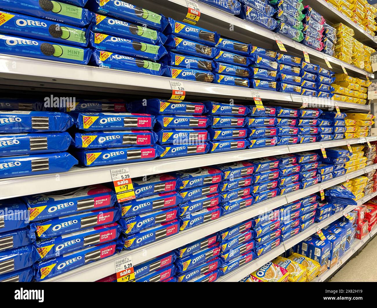 Pacchetti di biscotti Oreo in un negozio di alimentari Meijer locale Foto Stock