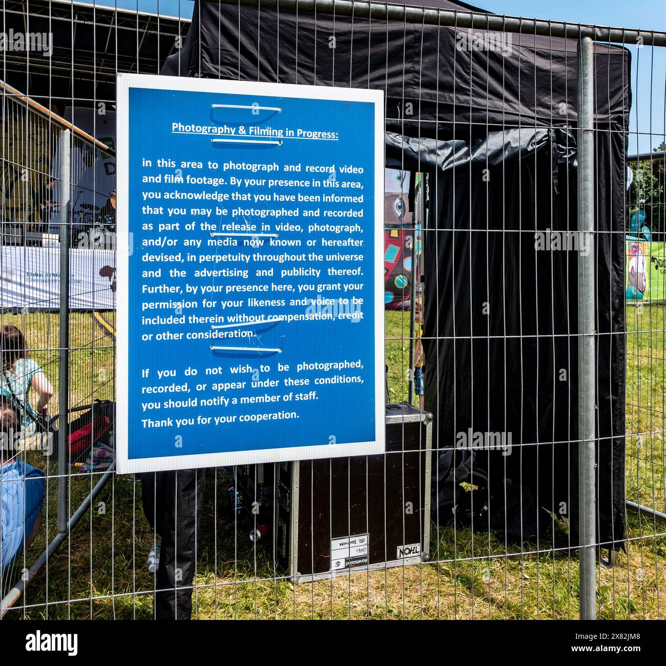 Cartellonistica per eventi all'aperto che evidenziano il regolamento della fotografia e delle riprese in occasione di un evento pubblico a Dublino, Irlanda. Foto Stock