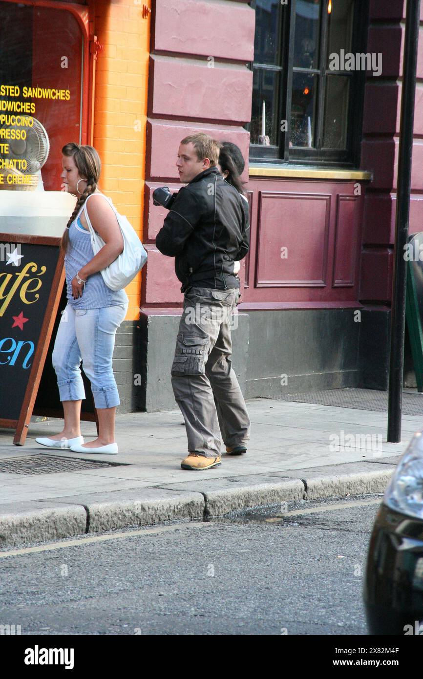 Amy Winehouse lascia il pub Hawley Arms con la migliore amica Juliette Ashby Foto Stock