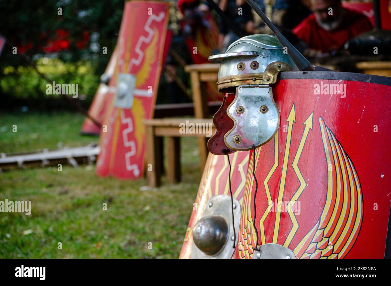 repliche di scudi e casco legionari romani in un festival storico ricreativo Foto Stock