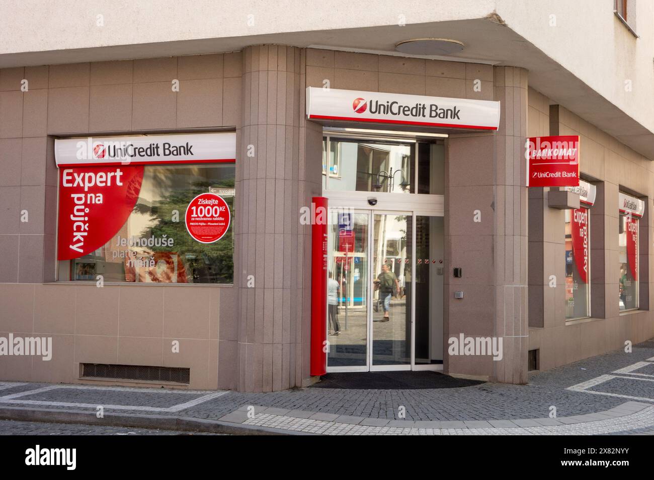 NACHOD, REPUBBLICA CECA - 28 APRILE 2018: Ingresso all'edificio della UniCredit Bank a Nachod, Repubblica Ceca. Questa banca italiana ha una filiale simile Foto Stock