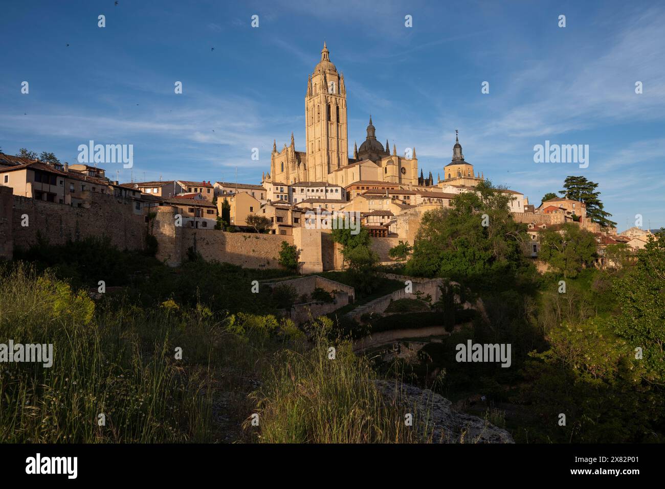 Cuidad de Segovia y su catedral desde las murallas Foto Stock