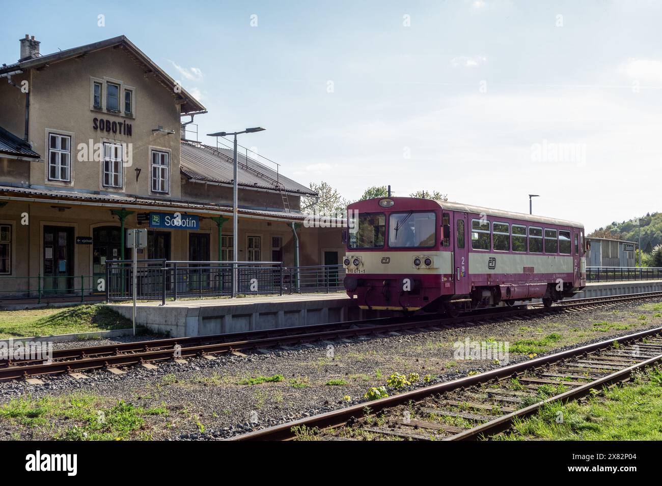 SOBOTIN, REPUBBLICA CECA - 27 APRILE 2018: Locomotiva 810 071-1 della società Ceske Drahy di fronte alla stazione ferroviaria di Sobotin in un forte clima di sole a mezzogiorno Foto Stock