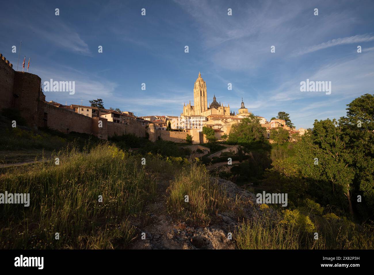 Cuidad de Segovia y su catedral desde las murallas Foto Stock