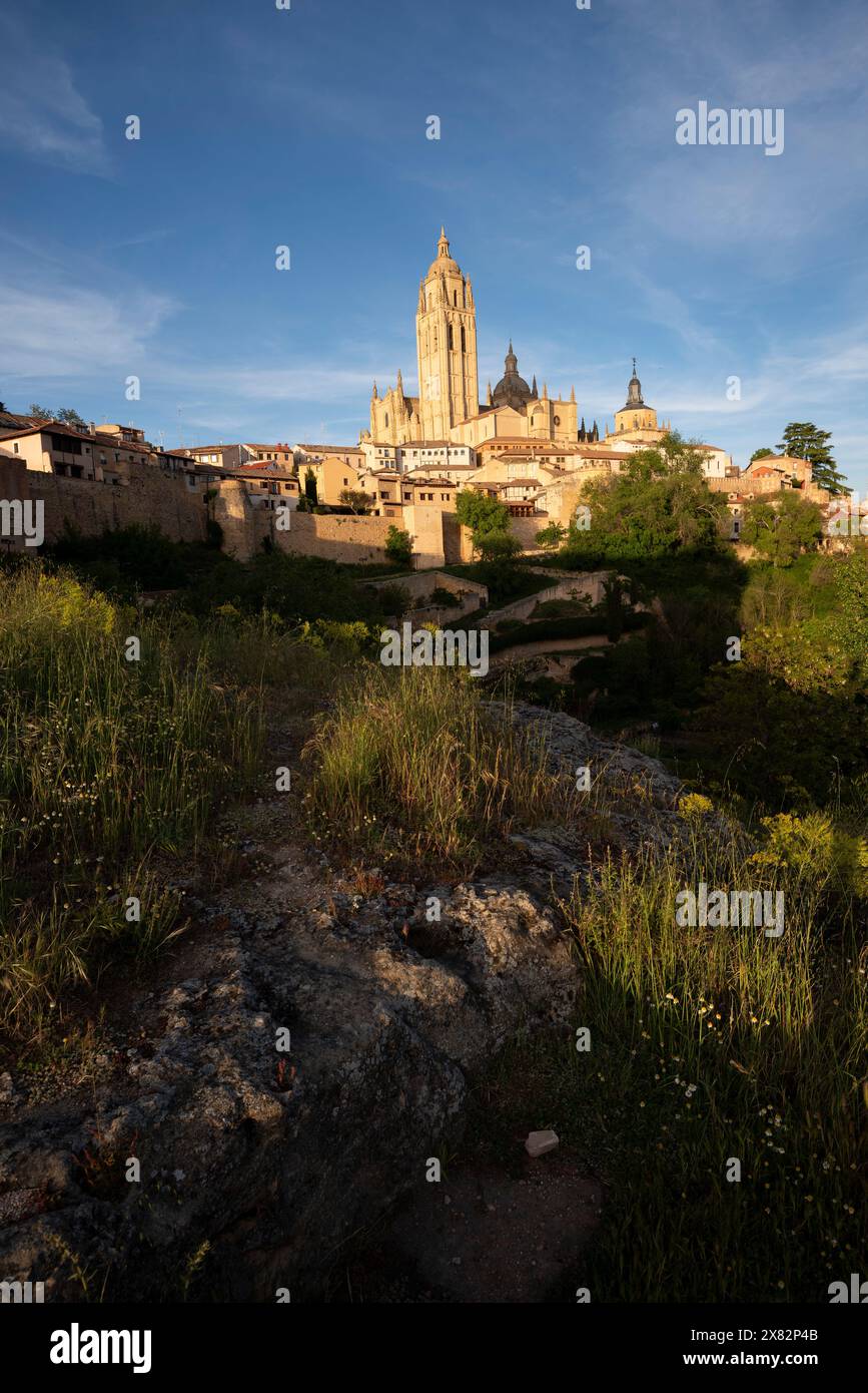 Cuidad de Segovia y su catedral desde las murallas Foto Stock