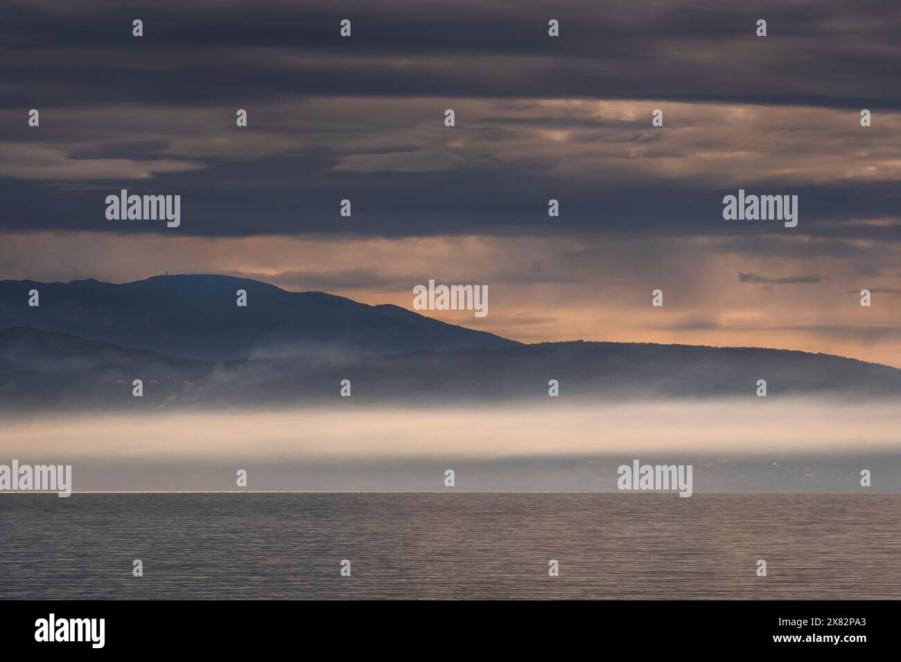 Alba sul Lago di Garda vista da Salo Foto Stock