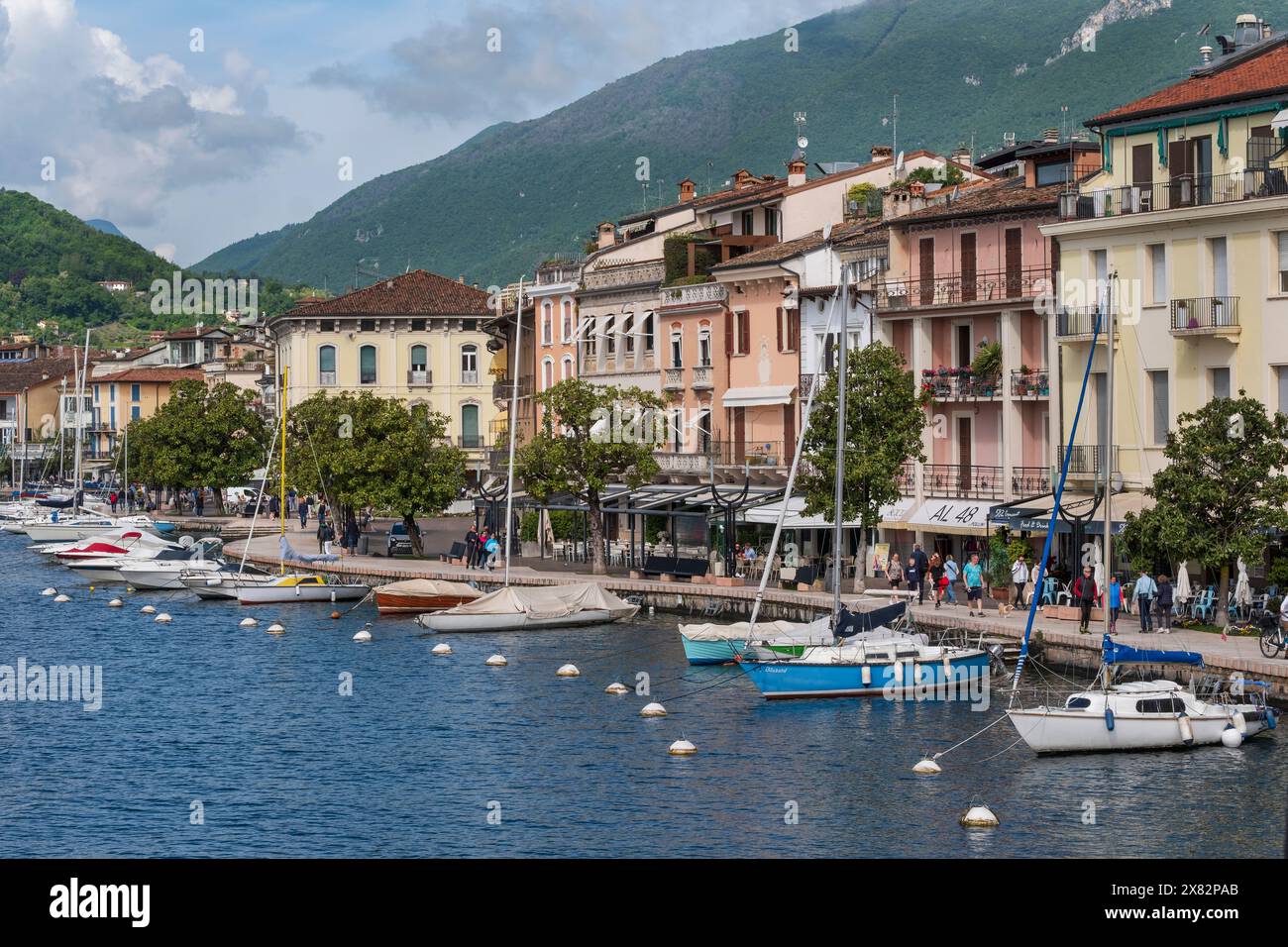 Atmosfera mattutina sul lungolago di Salo sul Lago di Garda Foto Stock