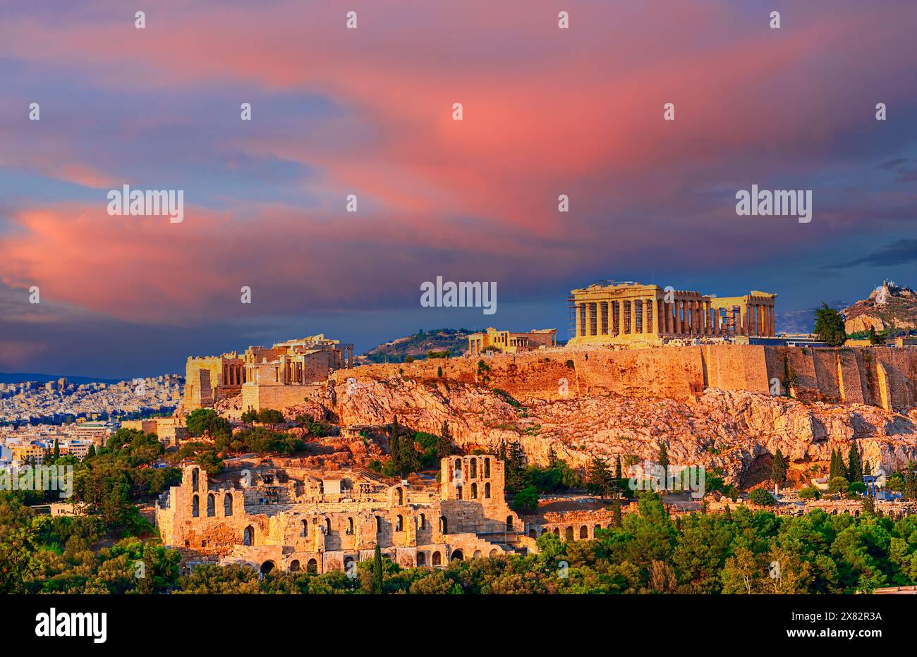 Atene, Grecia: La famosa Acropoli di Atene con il Tempio del Partenone, l'Odeone di Erode Attico, Erodeione, al tramonto. Destinazione di viaggio in Europa Foto Stock