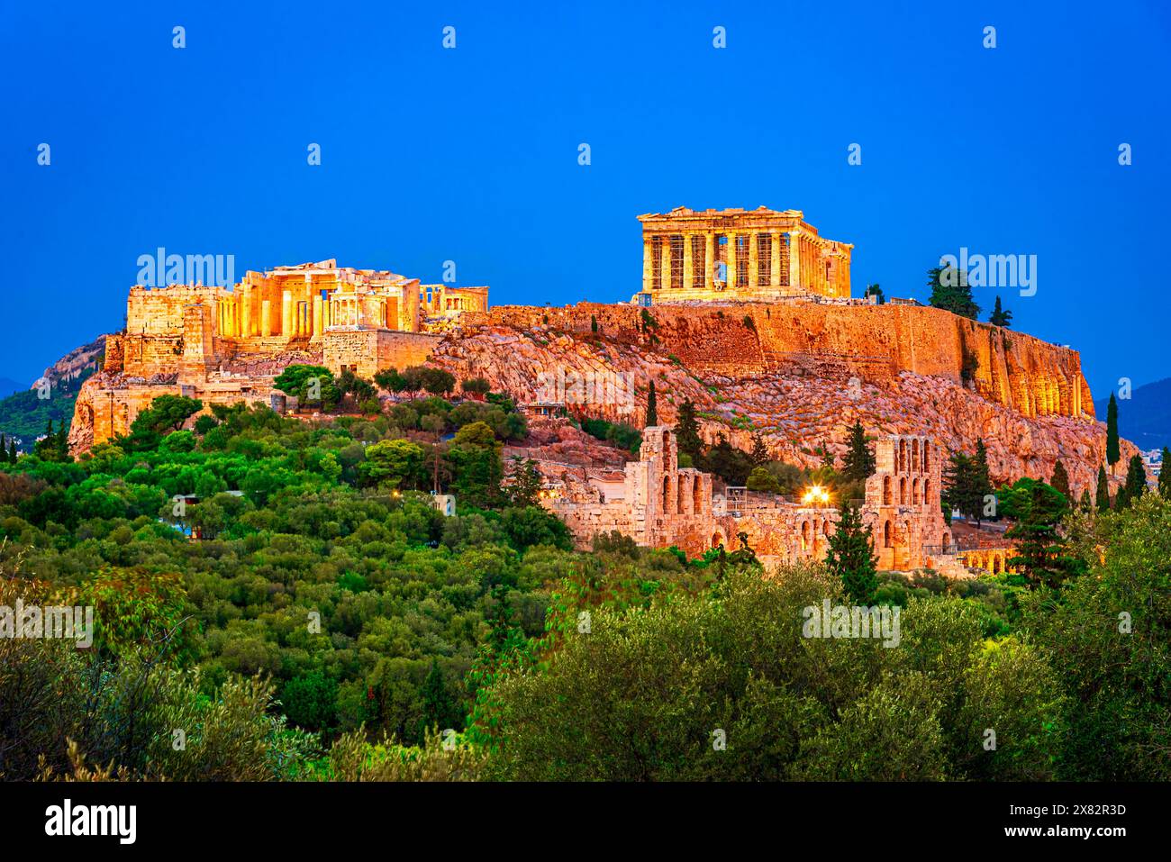Atene, Grecia: La famosa Acropoli di Atene con il Tempio del Partenone, l'Odeone di Erode Attico, Erodeione, al tramonto. Destinazione di viaggio in Europa Foto Stock
