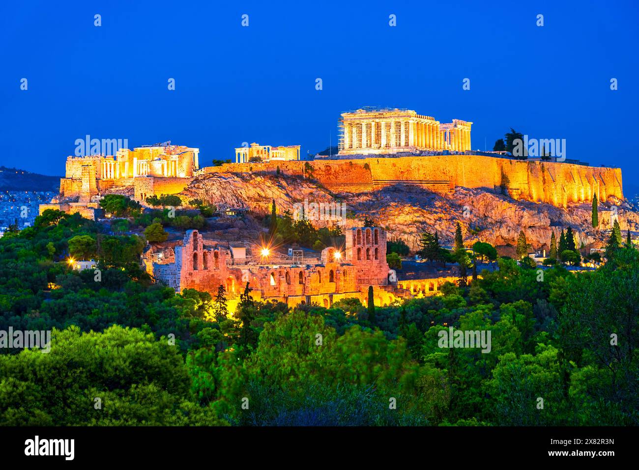 Atene, Grecia: La famosa Acropoli di Atene con il Tempio del Partenone, l'Odeone di Erode Attico, Erodeione, al tramonto. Destinazione di viaggio in Europa Foto Stock