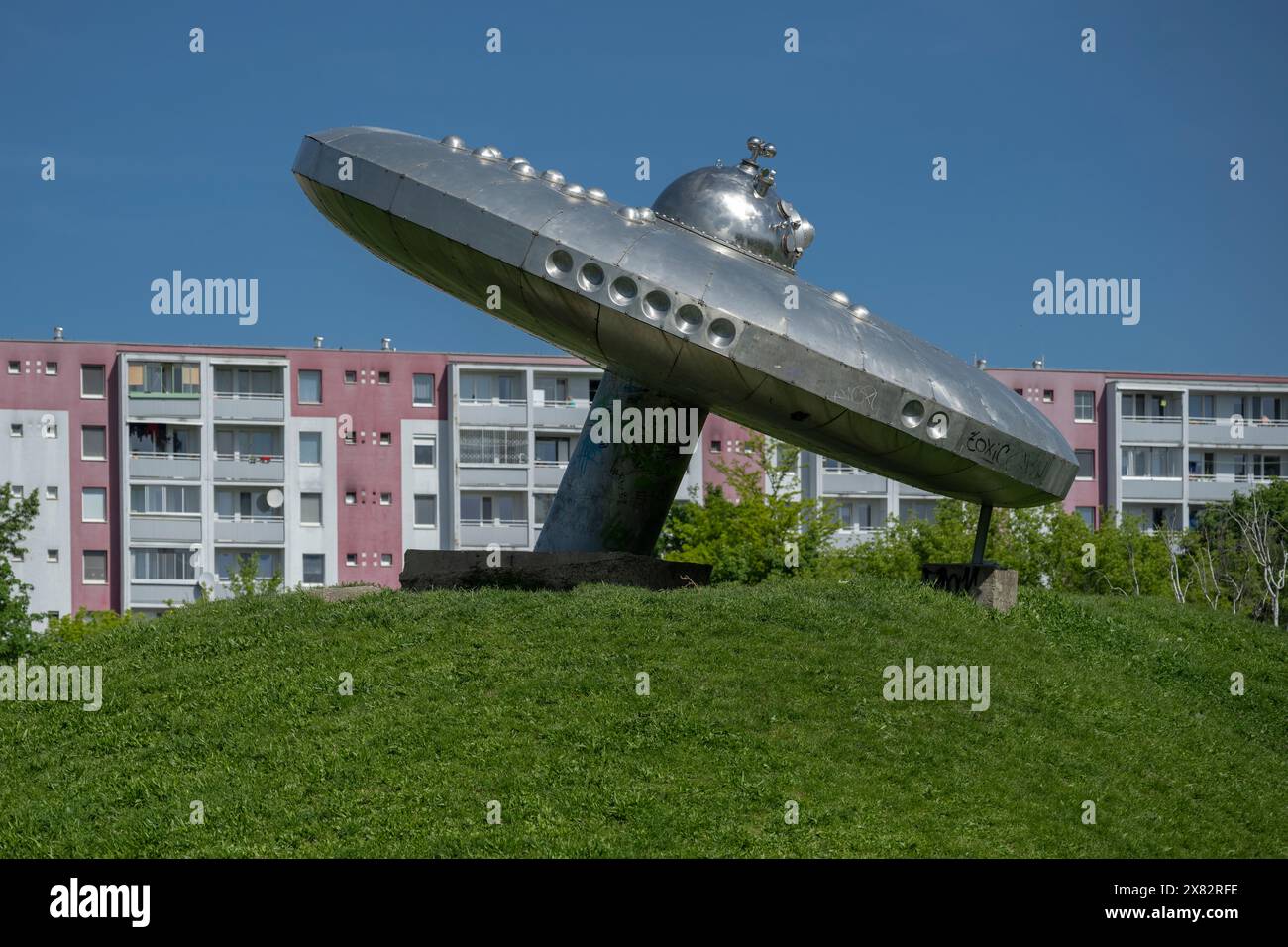 Scultura UFO, Podunajske Biskupice, Bratislava, Slovacchia Foto Stock