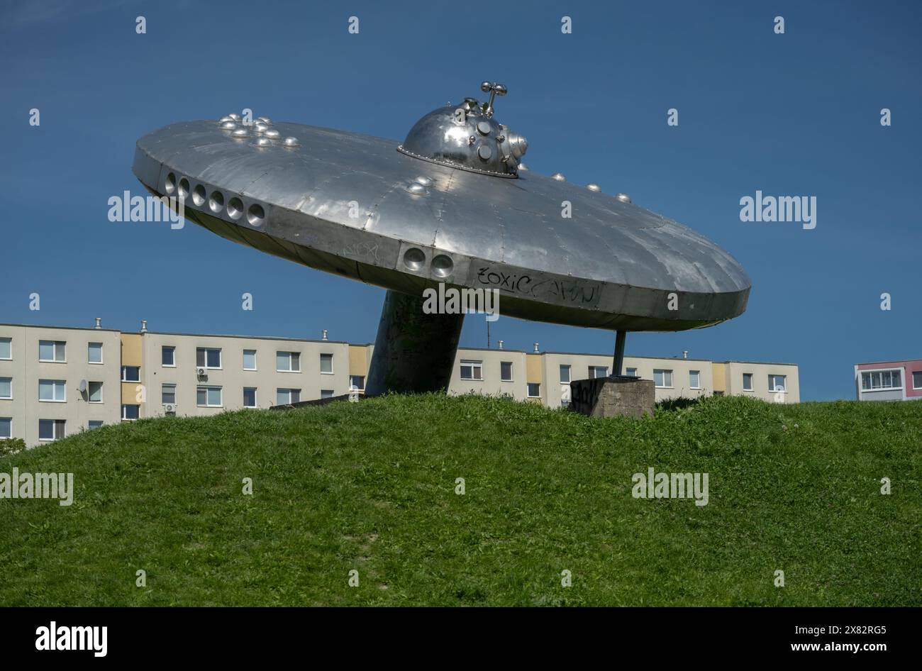 Scultura UFO, Podunajske Biskupice, Bratislava, Slovacchia Foto Stock