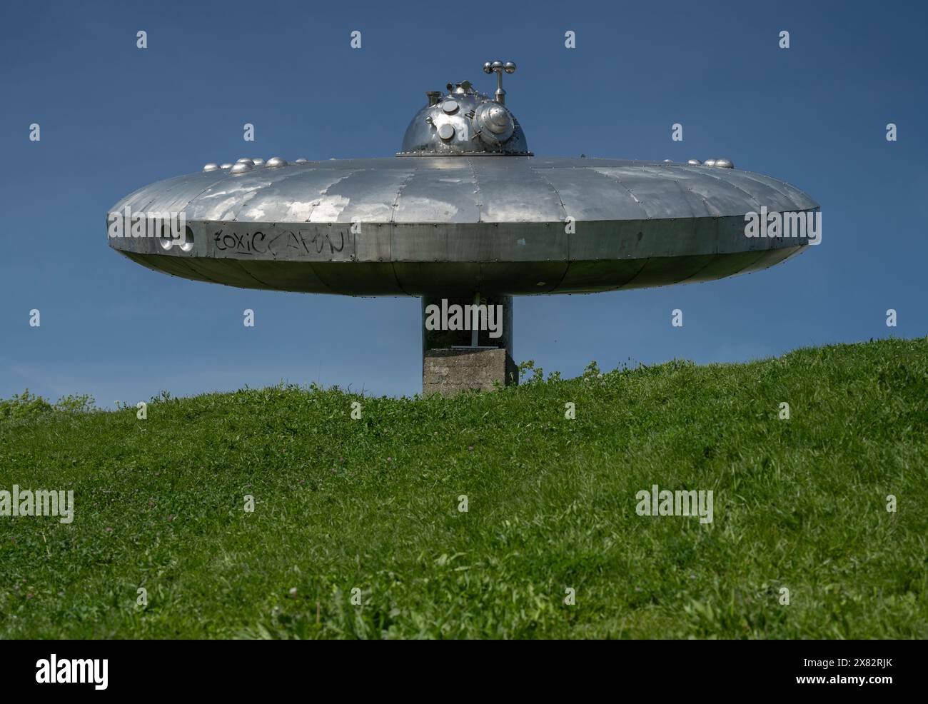 Scultura UFO, Podunajske Biskupice, Bratislava, Slovacchia Foto Stock