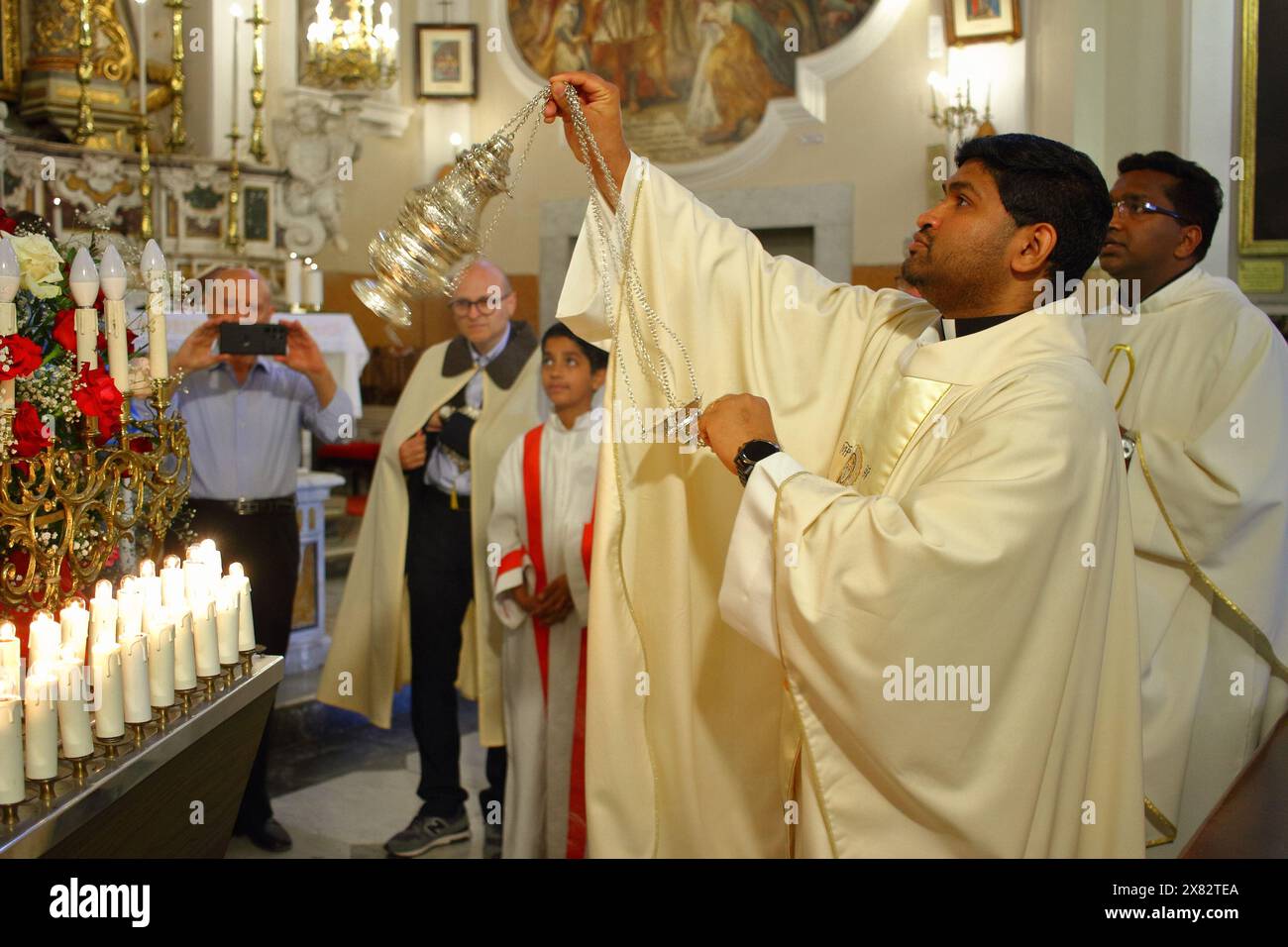 La statua di Santa Rita da Cascia è portata in processione per le vie del centro storico seguite dai fedeli e dalla banda. Foto Stock