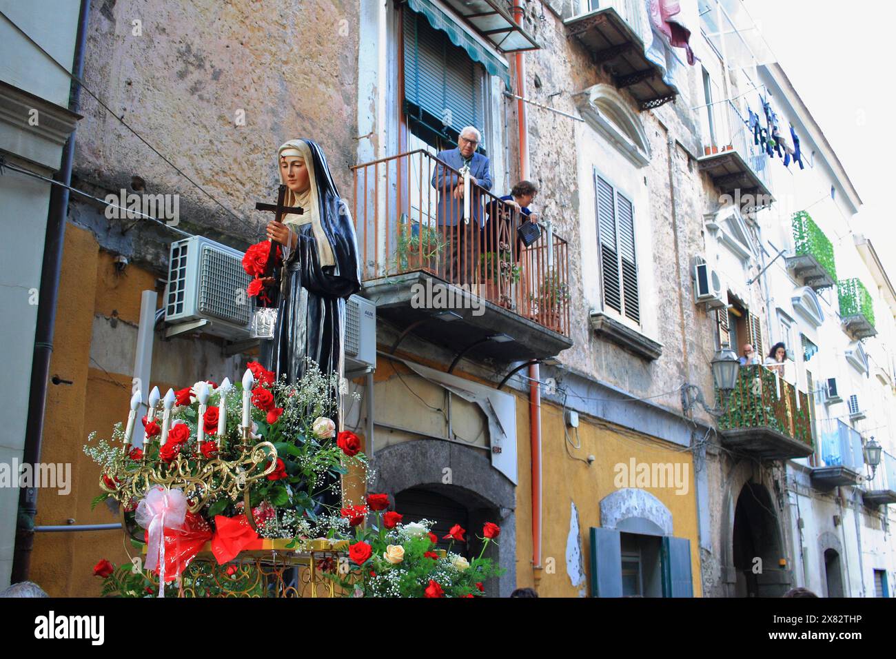 La statua di Santa Rita da Cascia è portata in processione per le vie del centro storico seguite dai fedeli e dalla banda. Foto Stock