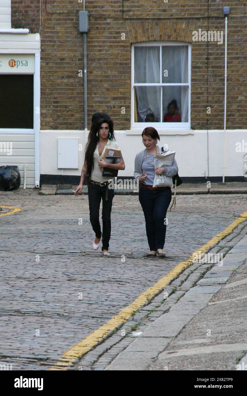 Amy Winehouse seguita da paparazzi. Camden, Londra Regno Unito 2007 Foto Stock