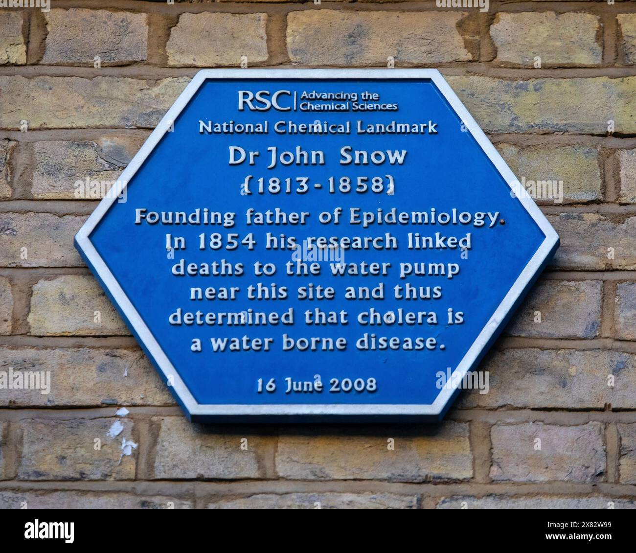 Londra, Regno Unito - 15 gennaio 2024: Targa su Broadwick Street a Londra, che indica dove si trovava la pompa dell'acqua che ha causato la morte del colera nel 1854. Foto Stock