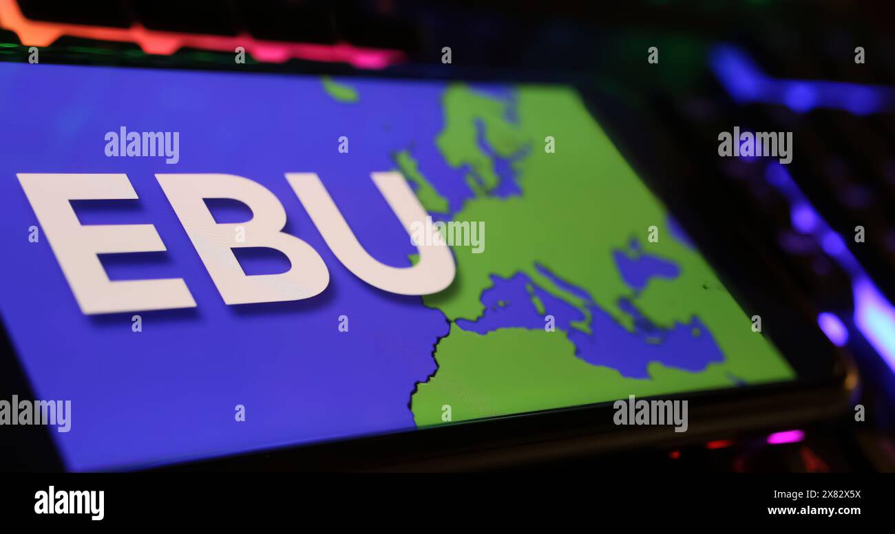 Viersen, Germania - 9 maggio. 2024: Primo piano dello smartphone con logo dell'unione europea di radiodiffusione EBU su tastiera per computer Foto Stock