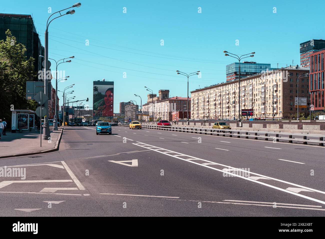 Mosca, Russia - 17 maggio 2024: Leningradsky Prospekt, un'autostrada con diverse auto. Mattina a Mosca senza ingorghi. Messa a fuoco selezionata. Alta qualità Foto Stock