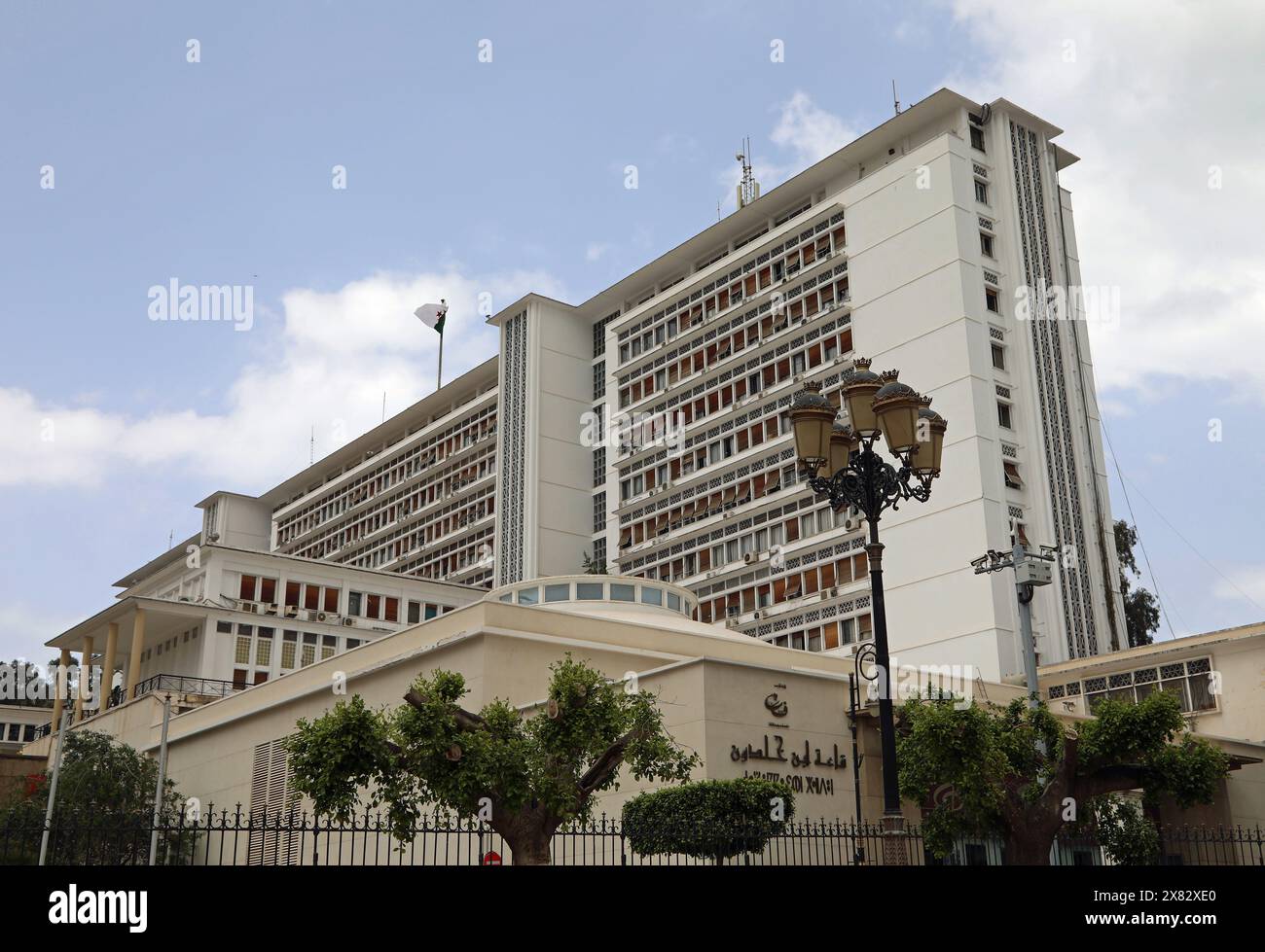 La bandiera algerina sventolata nel 1930 costruì il Palazzo del governo ad Algeri Foto Stock