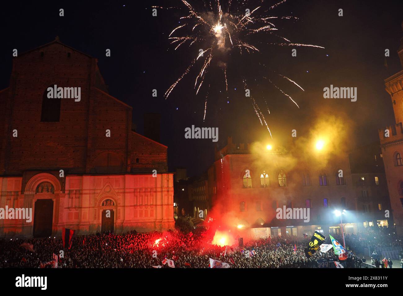 Bologna, Italia - Cronaca - 22 maggio 2024 - la squadra del Bologna f.c. festeggia la qualificazione alla Champions League 2024-2025 con un giro d'onore su un pullman scoperto attraversando la citt&#xe0; - (foto Michele Nucci/LaPresse) News - Bologna, Italia - maggio. 22, 2024 -la squadra di Bologna f.c. celebra la qualificazione alla Champions League 2024-2025 con un giro d'onore su un autobus scoperto che attraversa la città - (foto Michele Nucci/LaPresse) Bologna, Italia - Cronaca - 22 maggio 2024 - la squadra del Bologna f.c. festeggia la qualificazione alla Champions League 2024-2025 con un Foto Stock