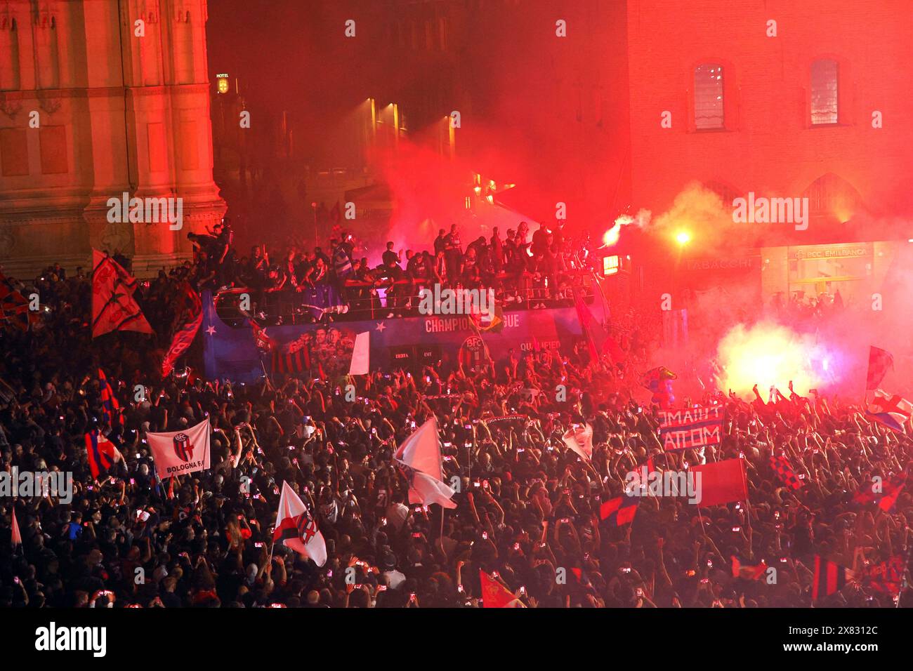 Bologna, Italia - Cronaca - 22 maggio 2024 - la squadra del Bologna f.c. festeggia la qualificazione alla Champions League 2024-2025 con un giro d'onore su un pullman scoperto attraversando la citt&#xe0; - (foto Michele Nucci/LaPresse) News - Bologna, Italia - maggio. 22, 2024 -la squadra di Bologna f.c. celebra la qualificazione alla Champions League 2024-2025 con un giro d'onore su un autobus scoperto che attraversa la città - (foto Michele Nucci/LaPresse) Bologna, Italia - Cronaca - 22 maggio 2024 - la squadra del Bologna f.c. festeggia la qualificazione alla Champions League 2024-2025 con un Foto Stock