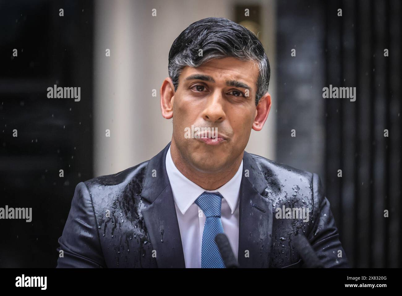 Londra, Regno Unito. 22 maggio 2024. Rishi Sunak, primo ministro del Regno Unito, fa l'annuncio elettorale con un discorso da un leggio fuori 10 Downing Street fuori 10 Downing Street a Westminster, Londra. La data delle prossime elezioni generali è il 4 luglio 2024. Crediti: Imageplotter/Alamy Live News Foto Stock