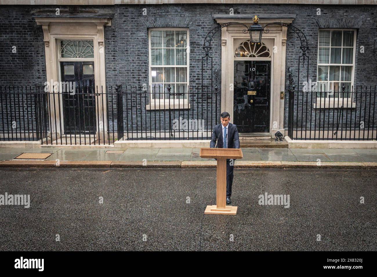 Londra, Regno Unito. 22 maggio 2024. Rishi Sunak, primo ministro del Regno Unito, fa l'annuncio elettorale con un discorso da un leggio fuori 10 Downing Street fuori 10 Downing Street a Westminster, Londra. La data delle prossime elezioni generali è il 4 luglio 2024. Crediti: Imageplotter/Alamy Live News Foto Stock