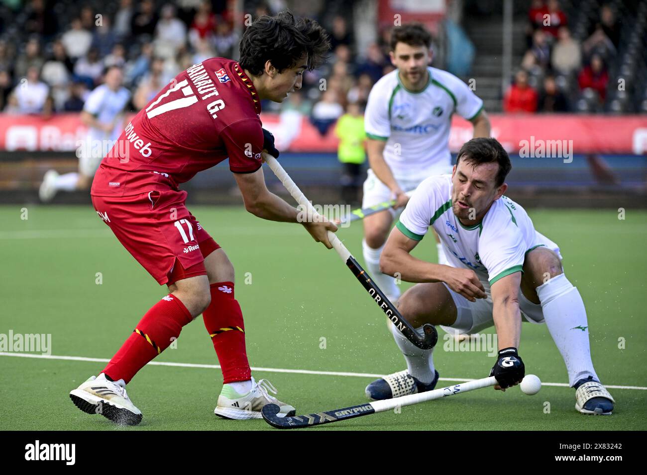 Anversa, Belgio. 22 maggio 2024. Guillermo Hainaut belga e l'irlandese Matthew Nelson in azione durante una partita di hockey tra la nazionale belga dei Red Lions e l'Irlanda, partita 5/16 nella fase a gironi della FIH Pro League maschile 2024, mercoledì 22 maggio 2024, ad Anversa. BELGA FOTO DIRK WAEM credito: Belga News Agency/Alamy Live News Foto Stock