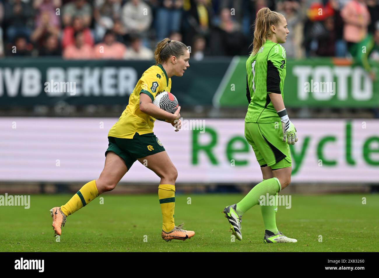 Tilburg, Paesi Bassi. 20 maggio 2024. Hildur Antonsdottir (7) di fortuna Sittard e la portiere Regina van Eijk (1) dell'Ajax Vrouwen nella foto di una partita di calcio femminile tra l'Ajax Amsterdam vrouwen e la fortuna Sittard nella finale della Coppa dei campioni olandese Toto KNVB, mercoledì 20 maggio 2024 a Tilburg, Paesi Bassi. Crediti: Sportpix/Alamy Live News Foto Stock