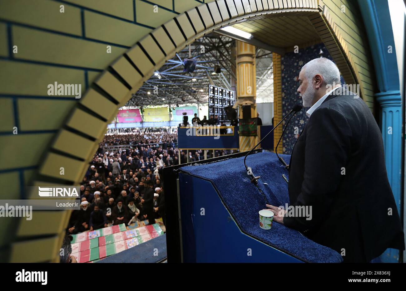 Teheran, Iran. 22 maggio 2024. Il capo dell'Ufficio politico di Hamas Ismail Haniyeh fa un discorso mentre partecipa a una preghiera funebre per il defunto presidente iraniano Ebrahim Raisi, a Teheran, mercoledì 22 maggio 2024. Enormi folle di iraniani hanno affollato le strade della capitale Teheran in Iran, per la processione funebre del presidente Ebrahim Raisi e del suo entourage, morti in un incidente in elicottero. Foto di Islamic Republic News Agency IRNA/UPI credito: UPI/Alamy Live News Foto Stock