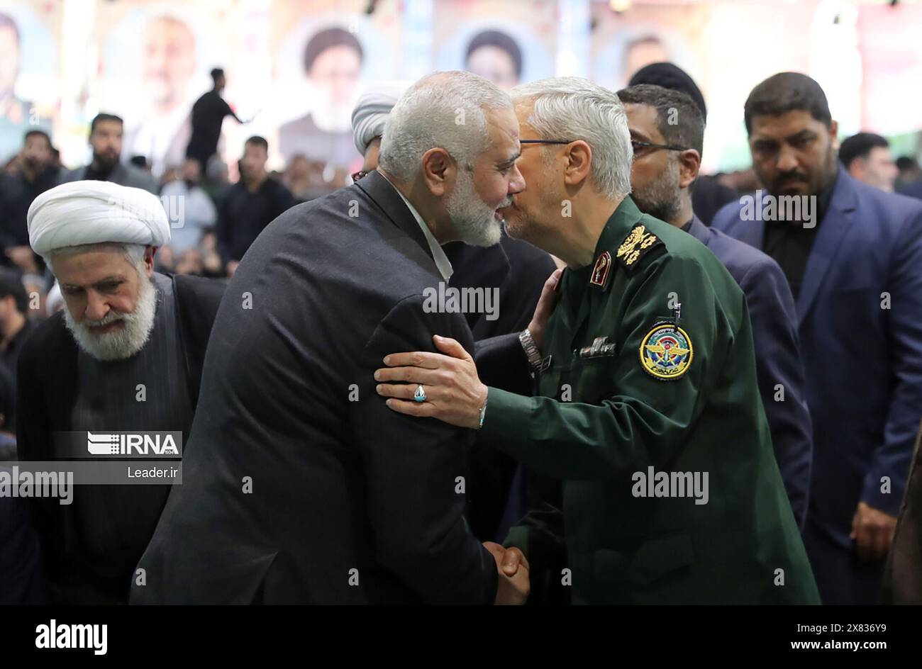 Teheran, Iran. 22 maggio 2024. Il capo dell'ufficio politico di Hamas Ismail Haniyeh (L) partecipa a una preghiera funebre per il defunto presidente iraniano Ebrahim Raisi, a Teheran, mercoledì 22 maggio 2024. Enormi folle di iraniani hanno affollato le strade della capitale Teheran in Iran, per la processione funebre del presidente Ebrahim Raisi e del suo entourage, morti in un incidente in elicottero. Foto di Islamic Republic News Agency IRNA/UPI credito: UPI/Alamy Live News Foto Stock