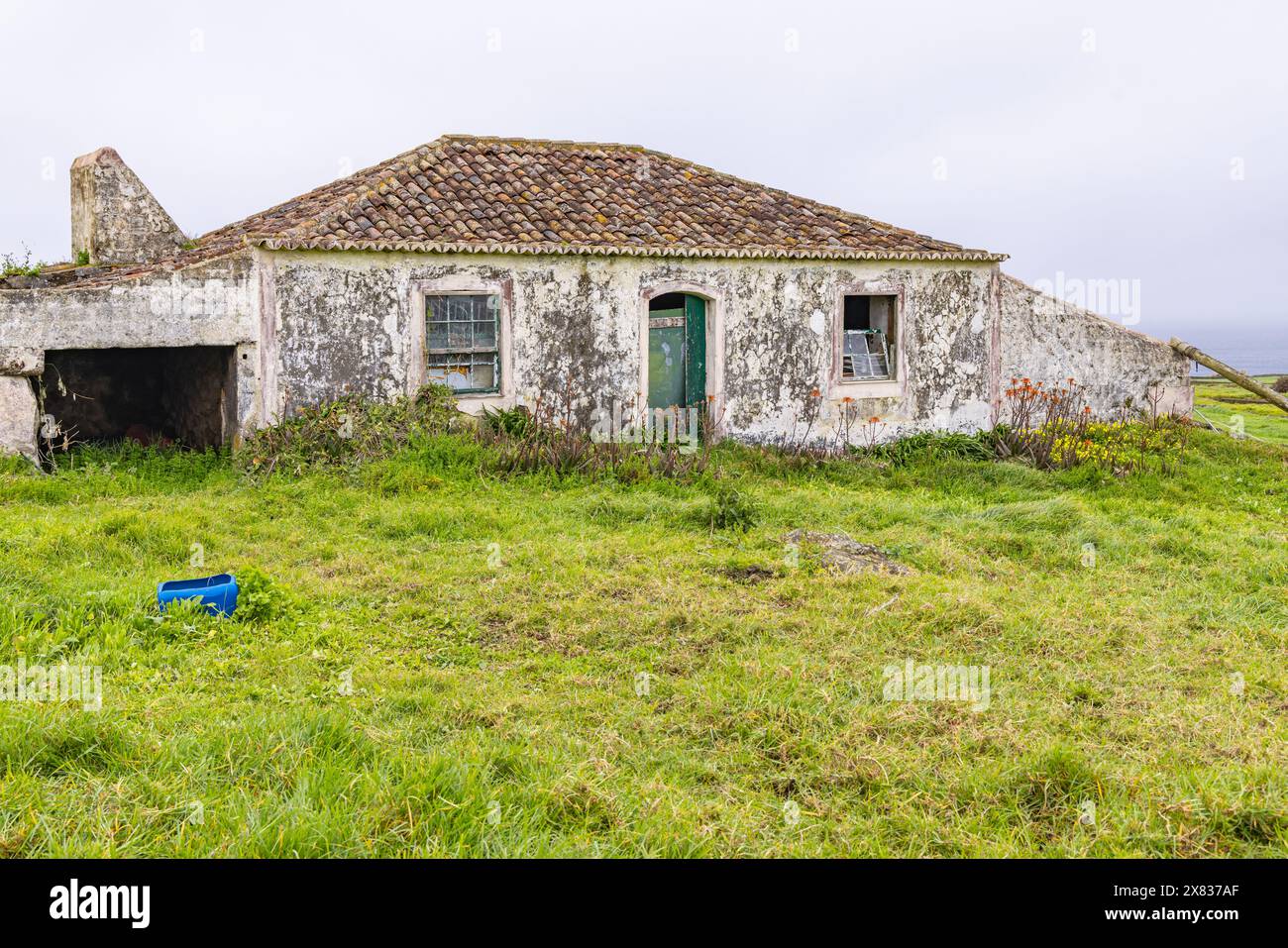 Praia da Vitoria, Terceira, Azzorre, Portogallo. 29 marzo 2022. Una vecchia casa in stucco abbandonata sull'isola di Terceira, nelle Azzorre. Foto Stock