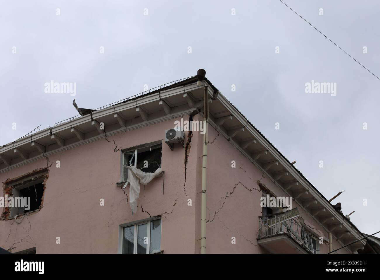 Le conseguenze dell'esplosione di un edificio da parte di un missile russo. Guerra in Ucraina. Infrastrutture civili. Foto Stock