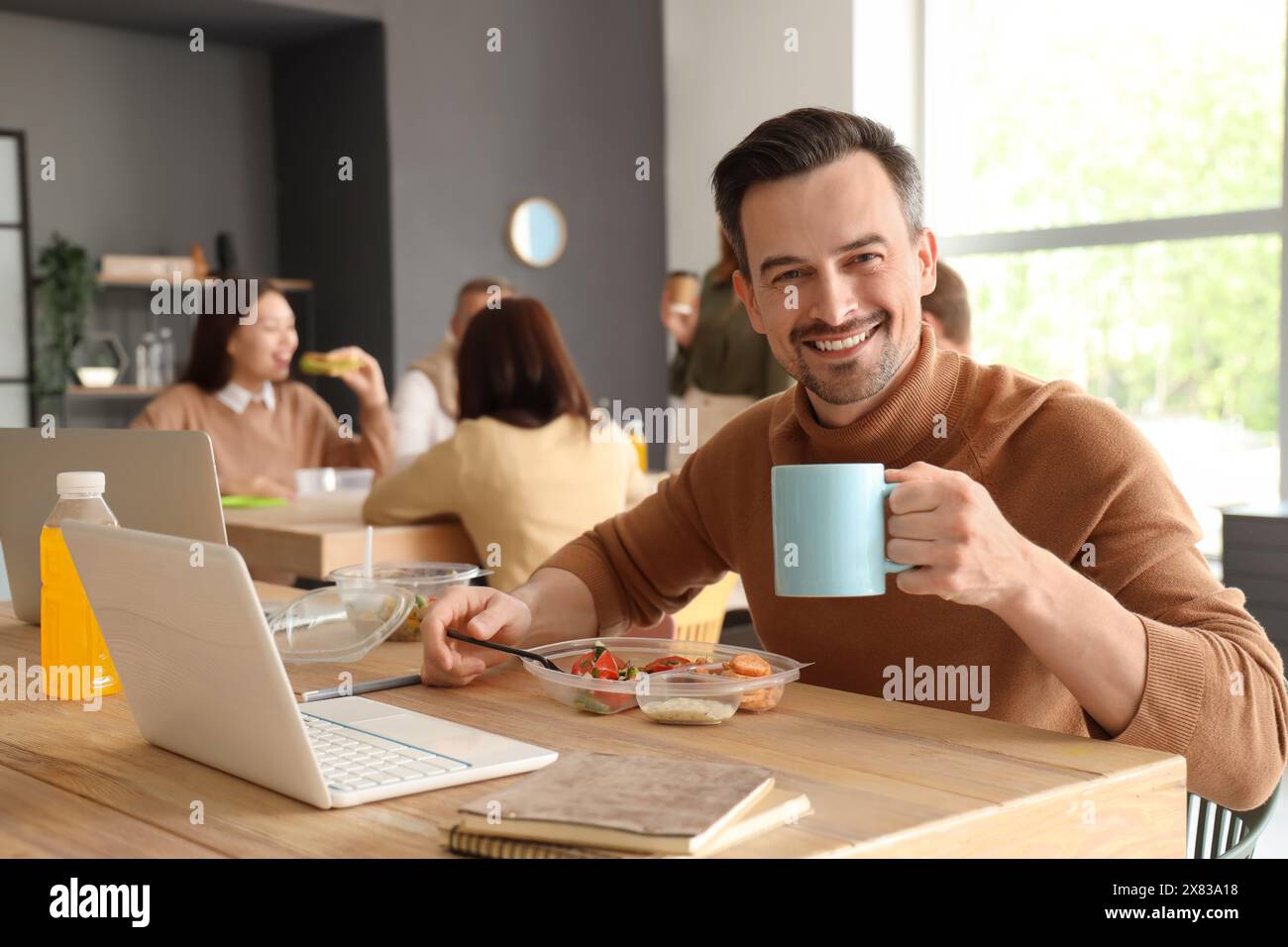 Uomo d'affari che pranza nella cucina dell'ufficio Foto Stock
