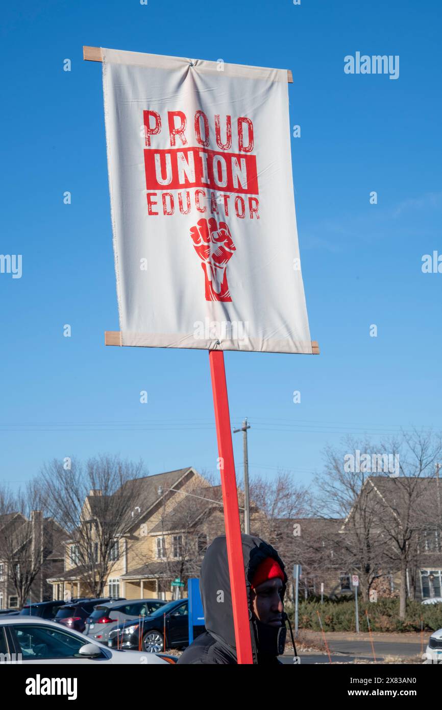 St. Paul, Minnesota. Manifestazione educativa. Insegnanti ed educatori di tutto lo stato si radunano all'edificio Education Minnesota prima di andare al berretto Foto Stock