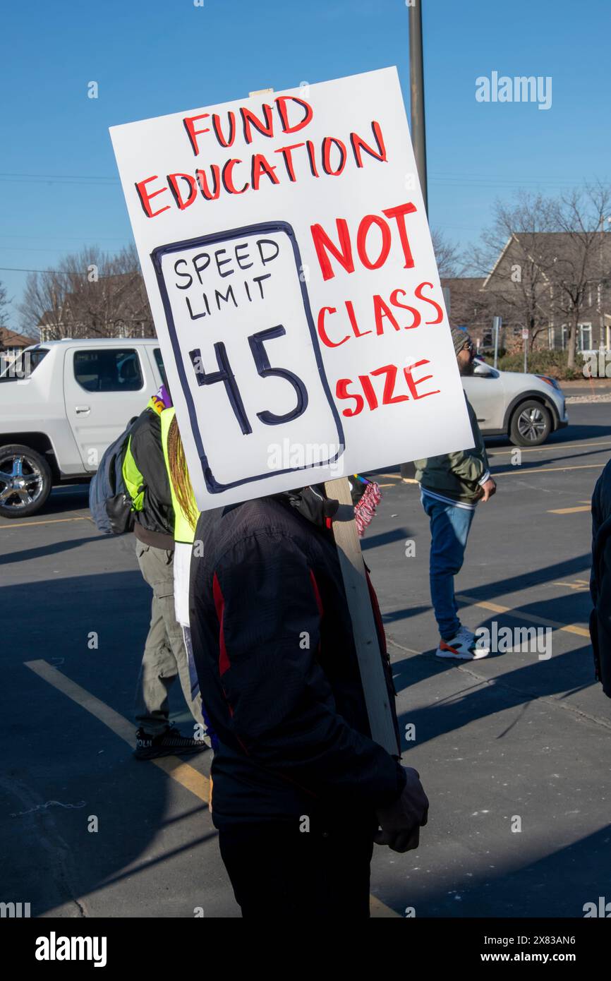 St. Paul, Minnesota. Manifestazione educativa. Insegnanti ed educatori di tutto lo stato si radunano all'edificio Education Minnesota prima di andare al berretto Foto Stock