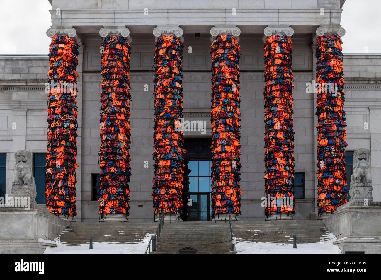 Minneapolis, Minnesota. Minneapolis Institute of Art Giubbotti salvagente indossati dai rifugiati che fanno il pericoloso viaggio marittimo dalla Turchia alla Grecia. Foto Stock