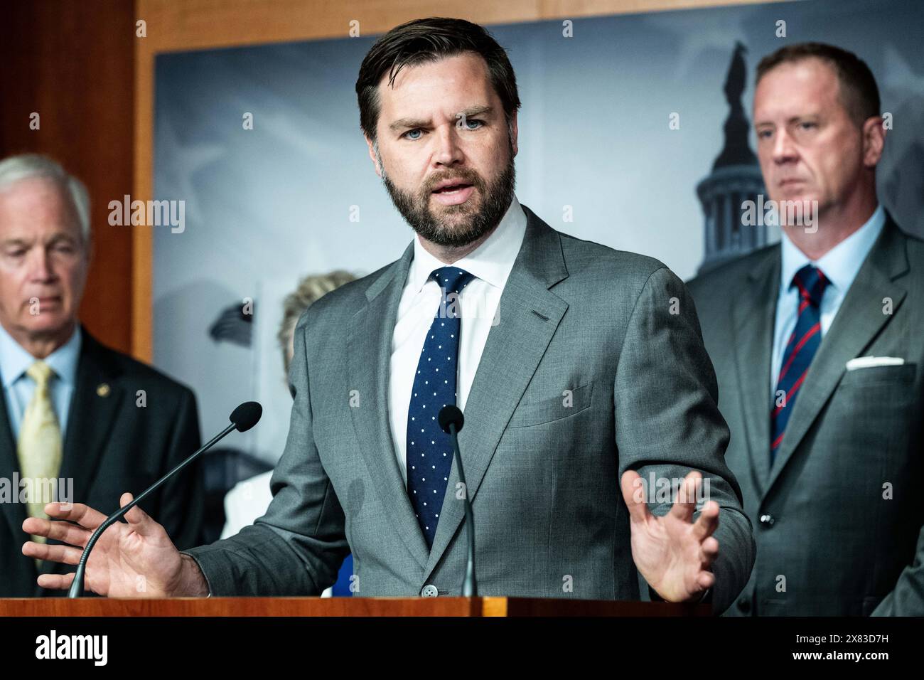 Washington, Stati Uniti. 22 maggio 2024. Il senatore statunitense J.D. Vance (R-OH) parla del confine meridionale in una conferenza stampa al Campidoglio degli Stati Uniti. (Foto di Michael Brochstein/Sipa USA) credito: SIPA USA/Alamy Live News Foto Stock