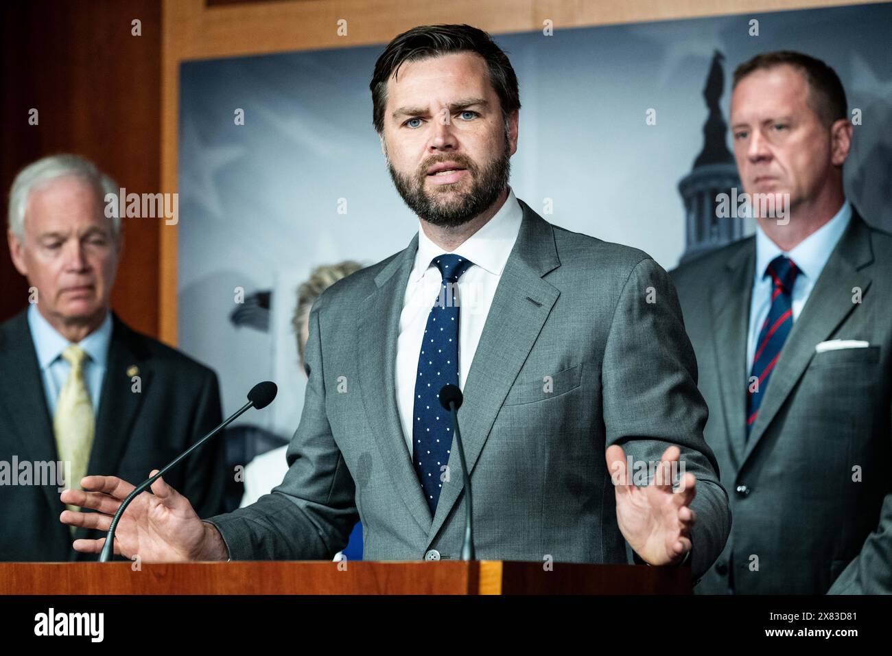 Washington, Stati Uniti. 22 maggio 2024. Il senatore statunitense J.D. Vance (R-OH) parla del confine meridionale in una conferenza stampa al Campidoglio degli Stati Uniti. (Foto di Michael Brochstein/Sipa USA) credito: SIPA USA/Alamy Live News Foto Stock