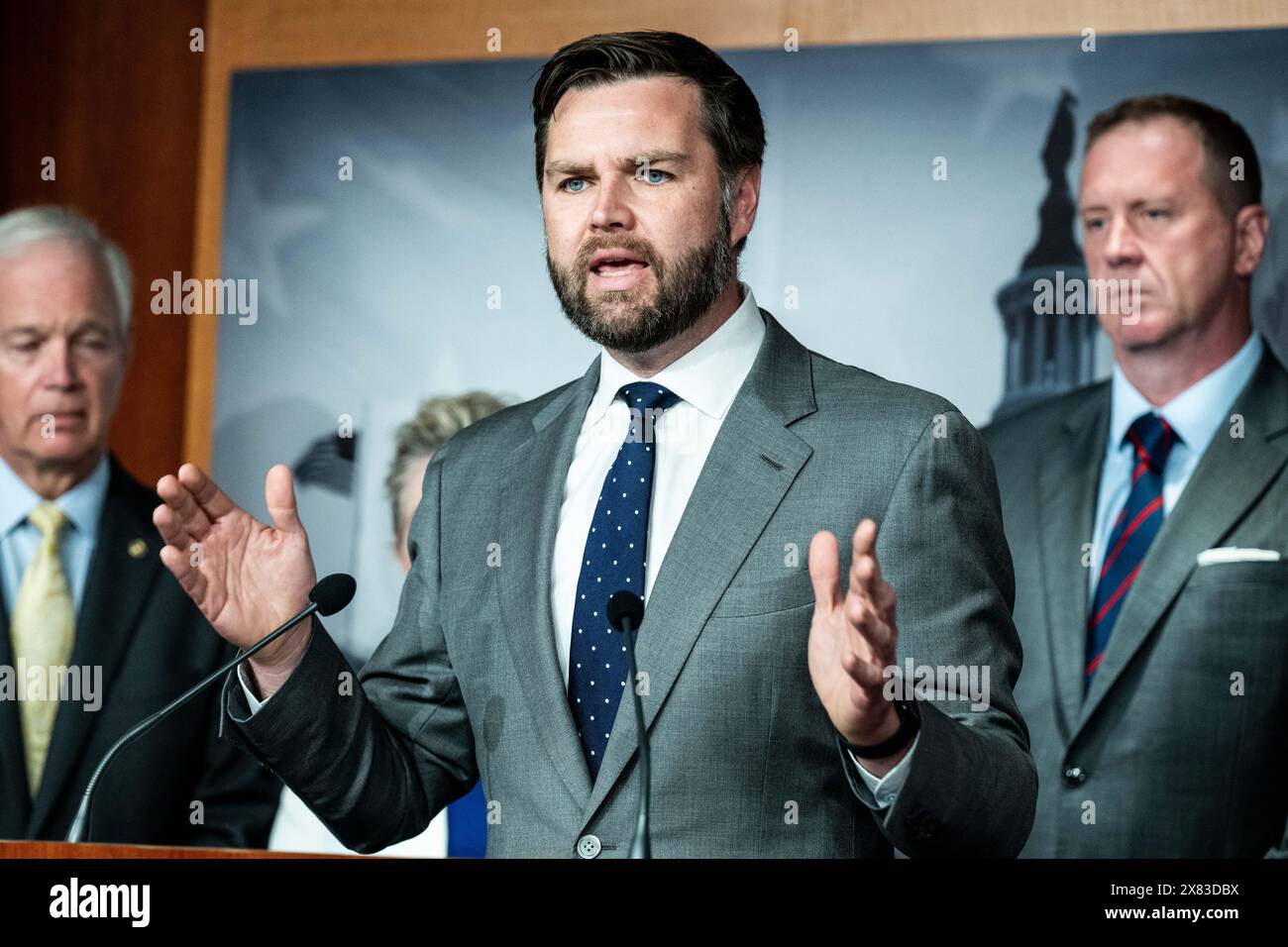Washington, Stati Uniti. 22 maggio 2024. Il senatore statunitense J.D. Vance (R-OH) parla del confine meridionale in una conferenza stampa al Campidoglio degli Stati Uniti. (Foto di Michael Brochstein/Sipa USA) credito: SIPA USA/Alamy Live News Foto Stock